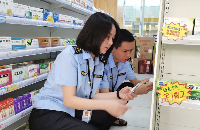 圖為9月4日，該局義和街道市場監(jiān)管所執(zhí)法人員在一家藥店檢查藥品質量。