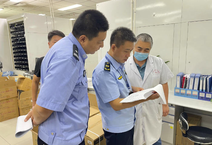 圖為該局執法人員在薊州區人民醫院檢查麻精藥品的使用記錄。