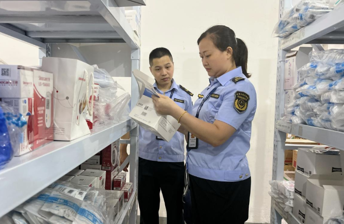 圖為該局執法人員在一家醫療器械經營企業檢查儲存環境。