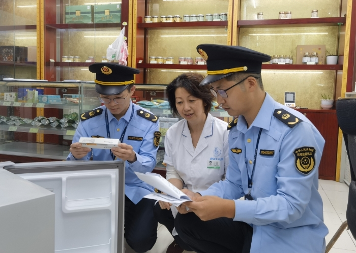 圖為執(zhí)法人員在一家藥店對利拉魯肽注射液的購進(jìn)票據(jù)、處方審核、銷售記錄等進(jìn)行檢查，同時(shí)排查利拉魯肽注射液線上銷售情況。