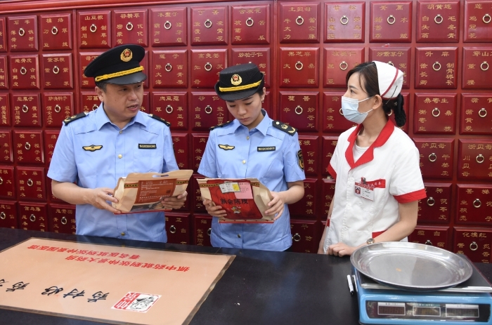 圖為執法人員正在一家藥品經營企業抽檢中藥飲片。 圖為執法人員正在一家藥品經營企業抽檢中藥飲片。