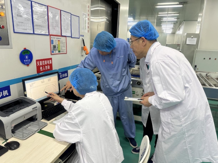 圖為監管人員在對新上市輸液產品的最終滅菌曲線進行核查，確保滅菌的有效性。