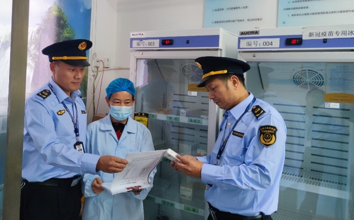 圖為10月30日該局執(zhí)法人員在白舍鎮(zhèn)中心衛(wèi)生院檢查疫苗質(zhì)量情況。