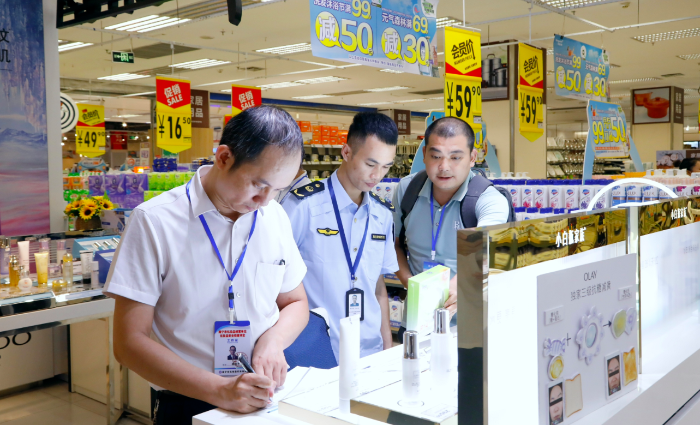 圖為評定組工作人員在一家化妝品經營場所進行現場評定檢查產品合規性。