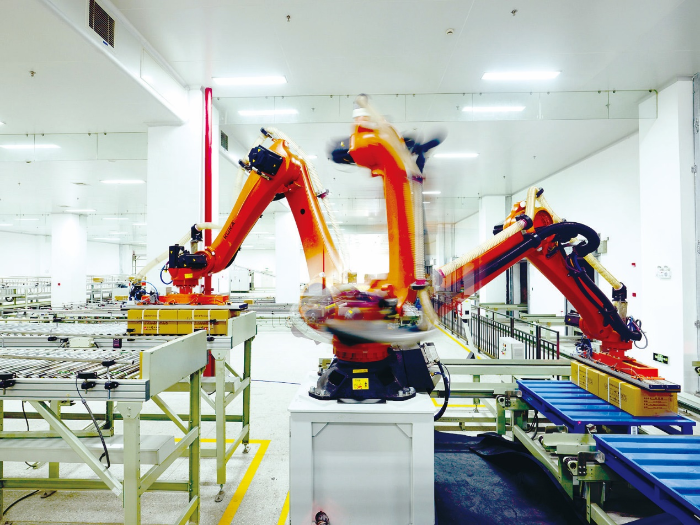 圖為龍鳳堂廣泛應(yīng)用機(jī)器人保障生產(chǎn)全流程質(zhì)量穩(wěn)定。 圖為龍鳳堂廣泛應(yīng)用機(jī)器人保障生產(chǎn)全流程質(zhì)量穩(wěn)定。