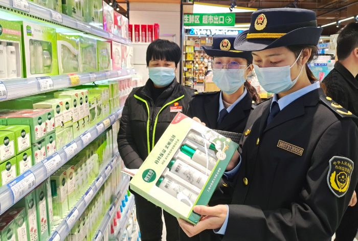 圖為11月22日，該局執法人員在一家化妝品專賣店檢查產品標簽。