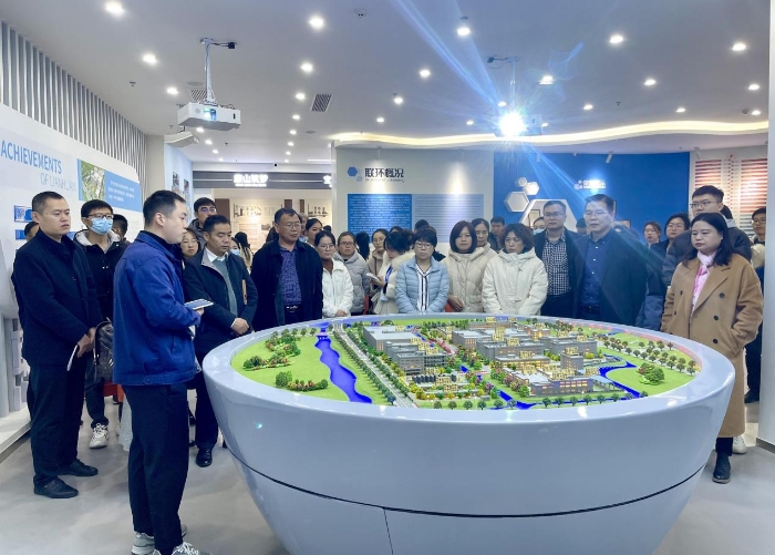 圖為參訓人員在江蘇省制藥企業實地參觀學習。樊兆虎 攝