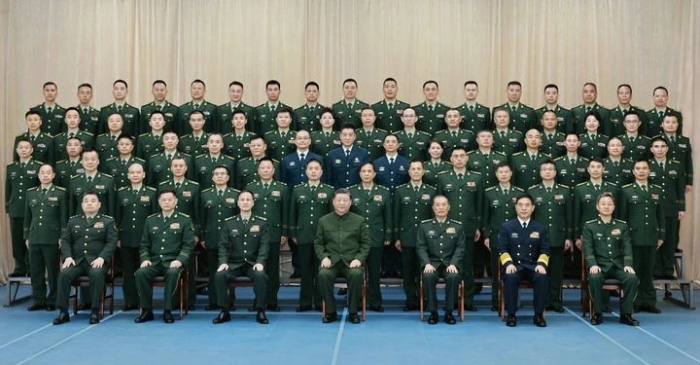 11月29日，中共中央總書記、國家主席、中央軍委主席習近平到武警海警總隊東海海區指揮部視察。這是習近平親切接見東海海區指揮部有關同志，同大家合影留念。新華社記者 李剛 攝