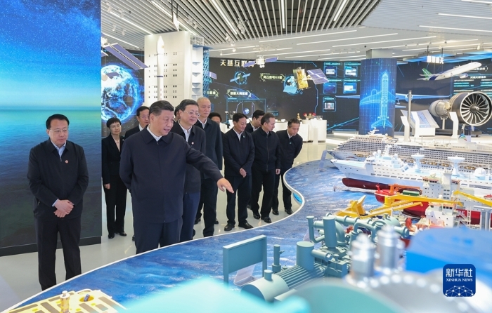 11月28日至12月2日，中共中央總書記、國家主席、中央軍委主席習近平在上海考察。這是11月28日下午，習近平在浦東新區(qū)張江科學城參觀上海科技創(chuàng)新成果展。新華社記者 王曄 攝1