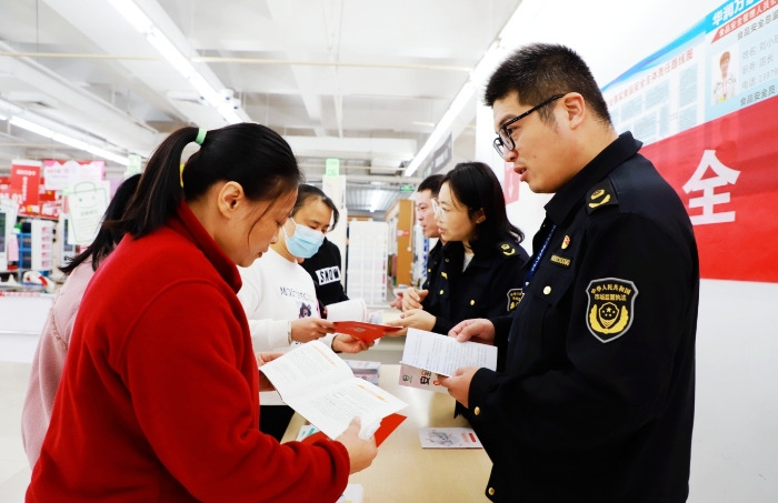 圖為工作人員現場解答藥品安全相關問題。