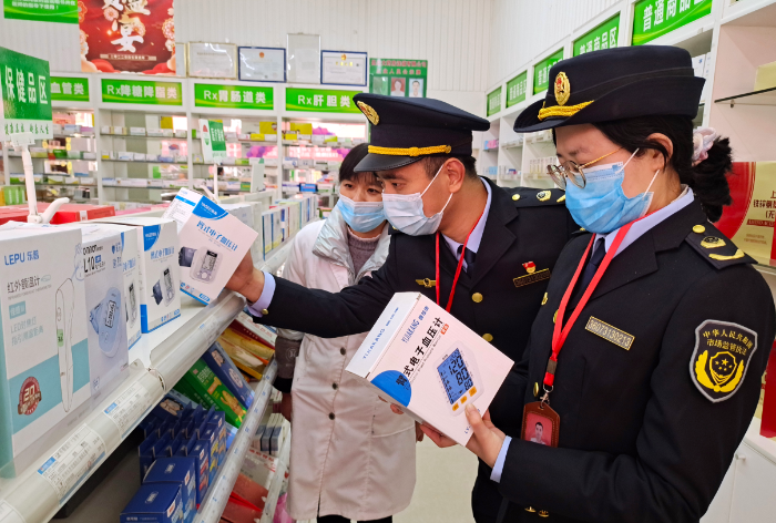 圖為12月26日，該局執法人員在一家醫療器械經營企業檢查產品質量。