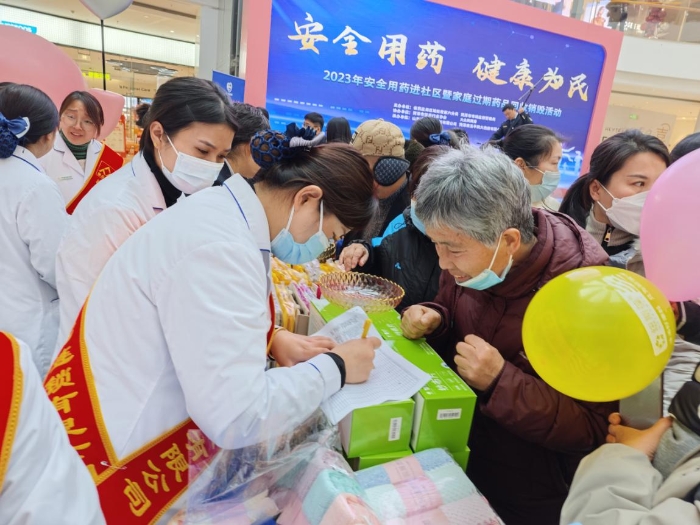 圖為定點(diǎn)回收單位工作人員在登記群眾交納的家庭過期藥品。（單曉彤 攝）