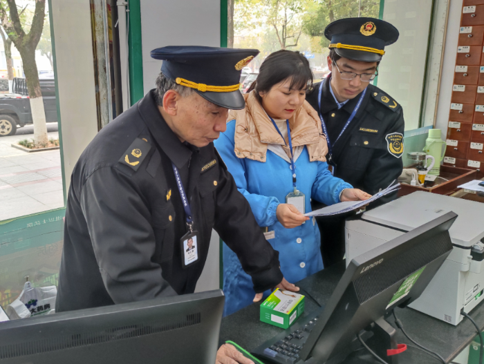 圖為1月17日，該局執法人員在一家藥店檢查網絡藥品銷售行為是否規范。