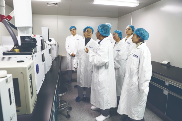 圖為吉林省疫苗檢查中心檢查員在疫苗企業檢查指導工作。