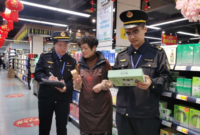 圖為執(zhí)法人員對(duì)當(dāng)?shù)匾患页性谑鄣幕瘖y品進(jìn)行檢查。