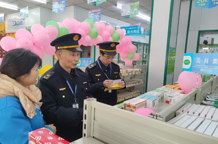 圖為執法人員在零售藥店檢查兒童藥品。