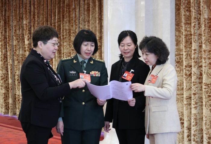 圖為全國政協(xié)醫(yī)衛(wèi)界別部分委員在小組會議結(jié)束后，繼續(xù)討論政府工作報告內(nèi)容。