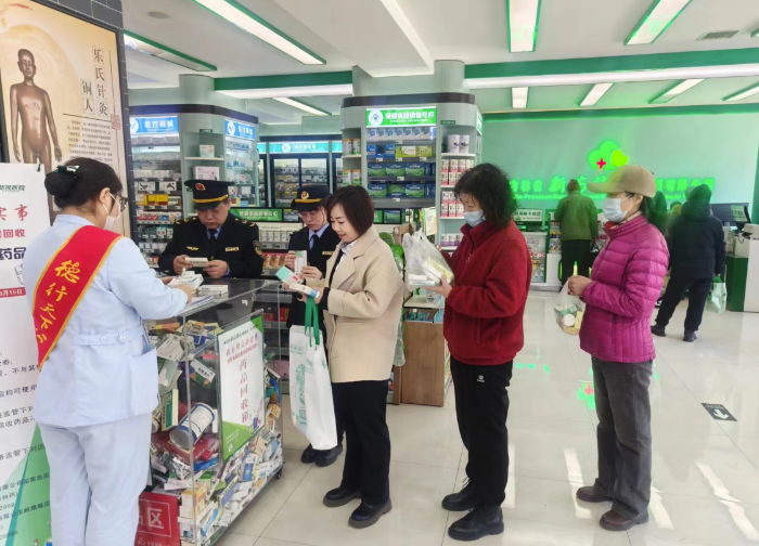 圖為當地市民踴躍參與過期藥品回收活動現場。