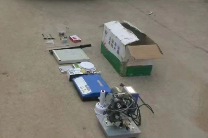 辦案人員查獲的涉案藥品制假工具