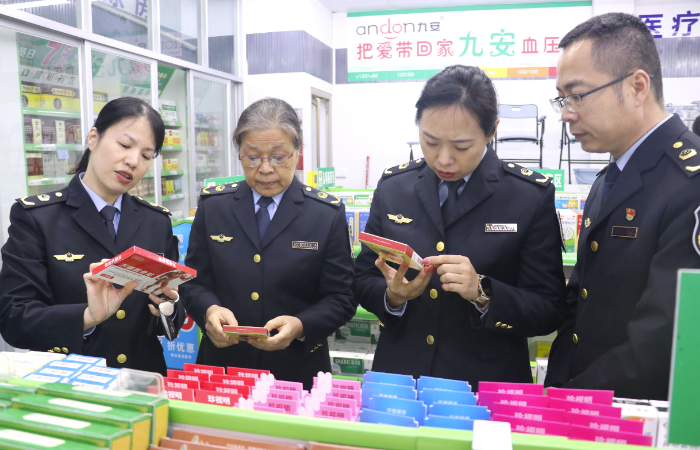 圖為該局執法人員深入轄區藥店進行抽查。