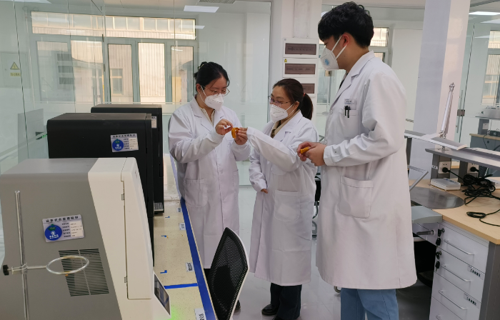 圖為第三分局執法人員對定制式義齒類醫療器械生產企業的模型打印設備進行檢查。