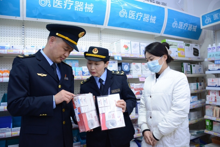 圖為該局執法人員在一家醫療器械經營企業檢查血糖儀質量情況。