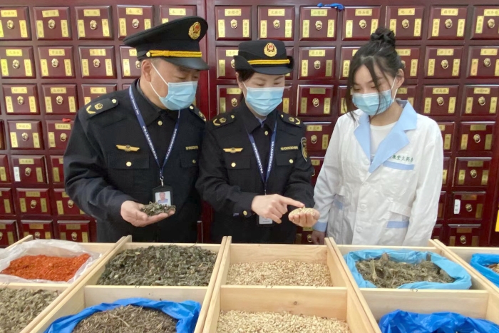 圖為執法人員檢查中藥飲片。