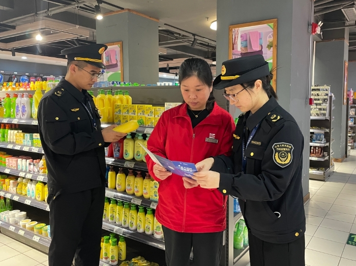 圖為執法人員對在售的兒童化妝品進行檢查。