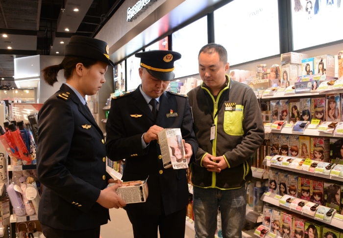 圖為執法人員在一家化妝品店檢查染發類特殊化妝品。 圖為執法人員在一家化妝品店檢查染發類特殊化妝品。