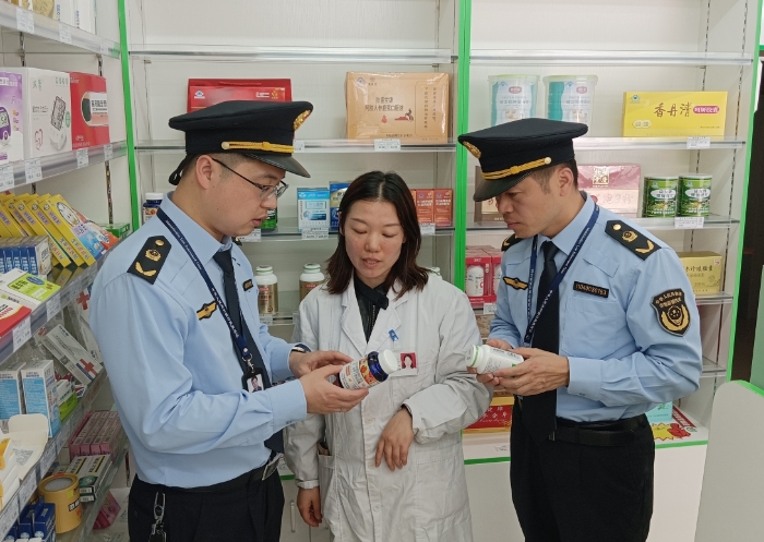 圖為該局執(zhí)法人員正在一家藥店內(nèi)開展檢查。