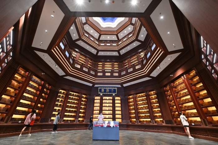 2022年7月30日，觀眾在中國(guó)國(guó)家版本館中央總館文瀚廳內(nèi)參觀。當(dāng)日，中國(guó)國(guó)家版本館開館暨展覽開幕式在中國(guó)國(guó)家版本館中央總館舉行。新華社記者 李鑫 攝