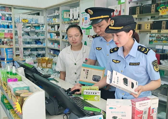 圖為執法人員在轄區內藥店檢查藥械化質量。