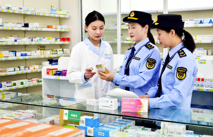 圖為該局執法人員在農村一家藥店檢查貨架上的藥品。