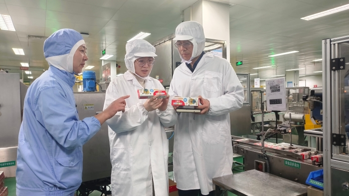 圖為執法人員對兒童牙膏生產線進行現場檢查。（張力文 攝）