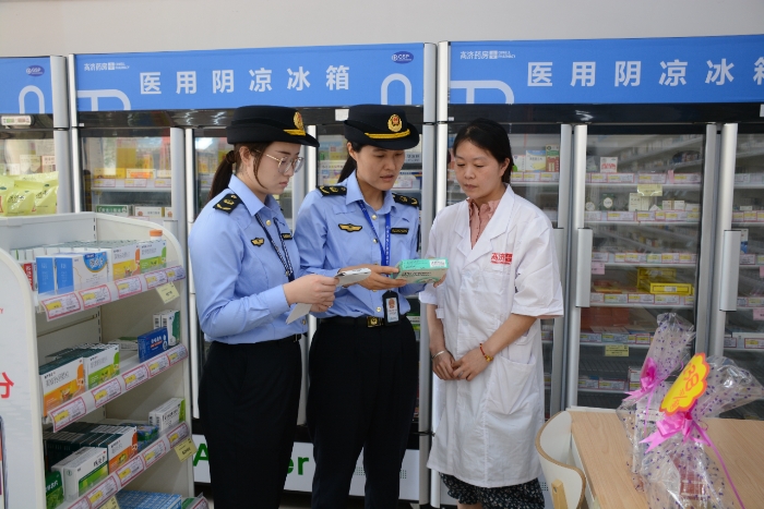 圖為開封市金明池市場監管所執法人員在一家零售藥店檢查陰涼藥品存儲情況。 圖為開封市金明池市場監管所執法人員在一家零售藥店檢查陰涼藥品存儲情況。