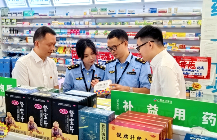 圖為涪陵區市場監管局馬鞍街道執法人員在一家藥店檢查藥品有效期。(文光輝 攝) 圖為涪陵區市場監管局馬鞍街道執法人員在一家藥店檢查藥品有效期。(文光輝 攝)