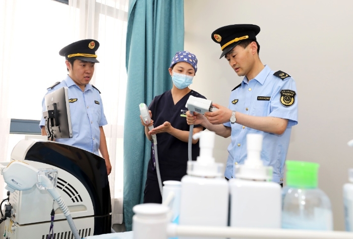 圖為南黎街道市場監管所執法人員在醫療器械使用單位檢查。 圖為南黎街道市場監管所執法人員在醫療器械使用單位檢查。