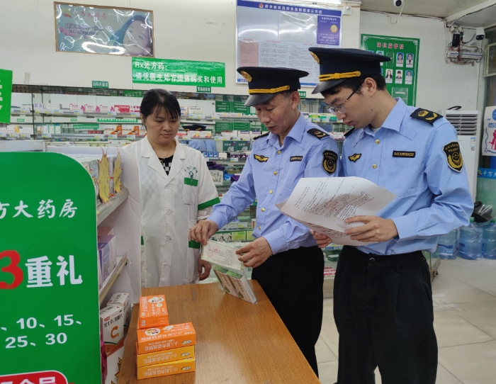 圖為6月13日,該局工作人員在一家藥品零售企業抽檢藥品。 圖為6月13日,該局工作人員在一家藥品零售企業抽檢藥品。