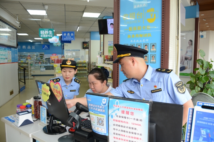 圖為執法人員在一家零售藥店檢查藥品網絡銷售情況。