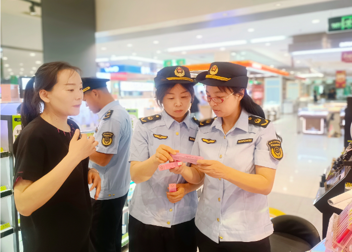 圖為該局執(zhí)法人員對被抽樣單位實(shí)施監(jiān)督檢查。