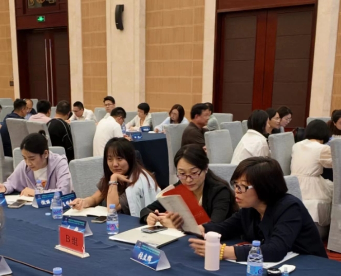 圖為交流座談環節，學員們紛紛分享此次培訓的心得體會。（殷芝 攝）