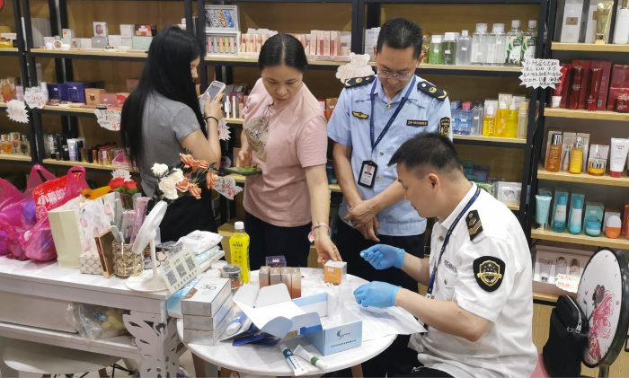 圖為抽樣人員在一家商店對化妝品進行快檢。（李方攝）