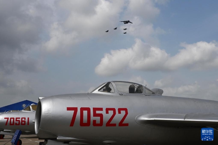 在空軍航空開(kāi)放活動(dòng)·長(zhǎng)春航空展上，運(yùn)油-20和殲-20、殲-16加油編隊(duì)從米格-15飛機(jī)上空飛過(guò)（2023年7月29日攝）。新華社發(fā)（余紅春 攝）