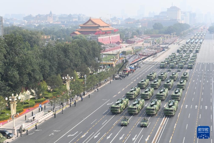 2019年10月1日上午，慶祝中華人民共和國(guó)成立70周年大會(huì)在北京天安門廣場(chǎng)隆重舉行。這是裝備方隊(duì)通過(guò)天安門廣場(chǎng)。新華社記者 普布扎西 攝