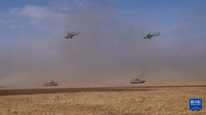 2021年9月23日，在俄羅斯奧倫堡州東古茲靶場(chǎng)舉行的“和平使命-2021”上海合作組織聯(lián)合反恐軍事演習(xí)實(shí)兵實(shí)彈演習(xí)中，多國(guó)聯(lián)合部隊(duì)進(jìn)行陸空協(xié)同作戰(zhàn)。新華社記者 梅世雄 攝