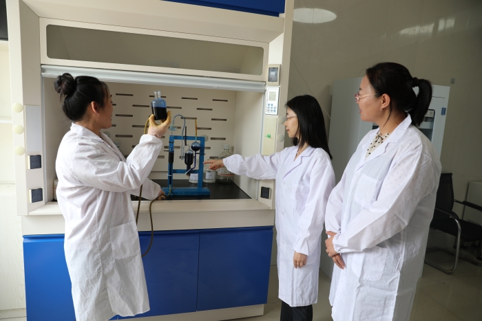 圖為執法人員對通化縣黎明氧氣廠醫用氧檢驗環節進行檢查（葉陽歡攝）