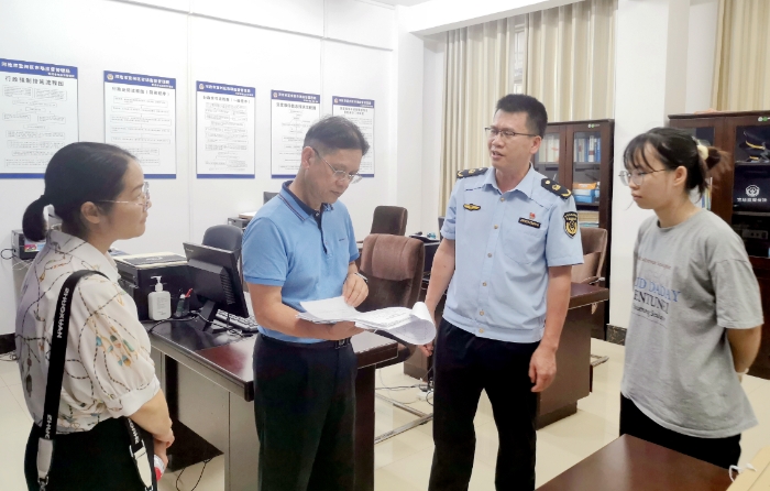 圖為自治區(qū)藥監(jiān)局深入河池市基層市場監(jiān)管所調(diào)研指導整治工作。