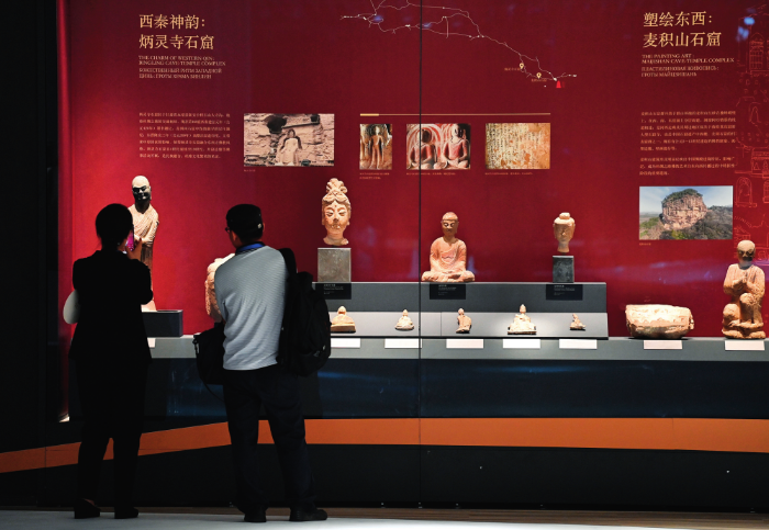 在陜西歷史博物館秦漢館，觀眾參觀“從長安出發：絲路申遺成功十周年主題展”（2024年5月18日攝）姜克紅攝 / 本刊