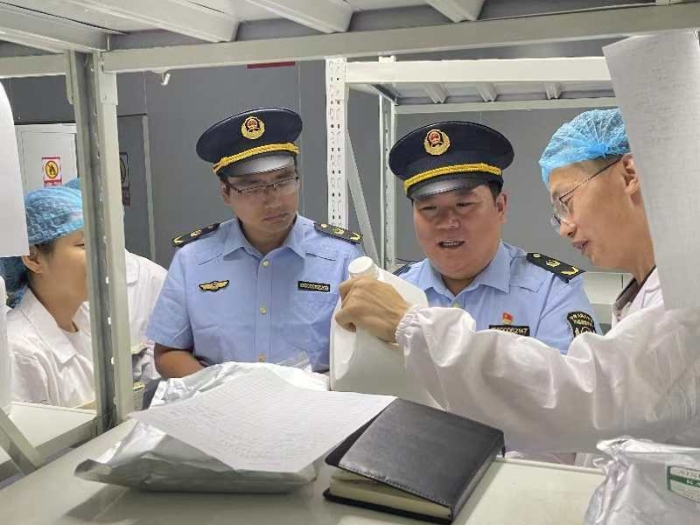 圖為第五分局執法人員在生產企業檢查染發類化妝品。