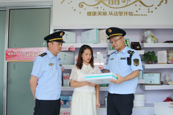 圖為該局執法人員在一家化妝品專賣店檢查化妝品標簽。